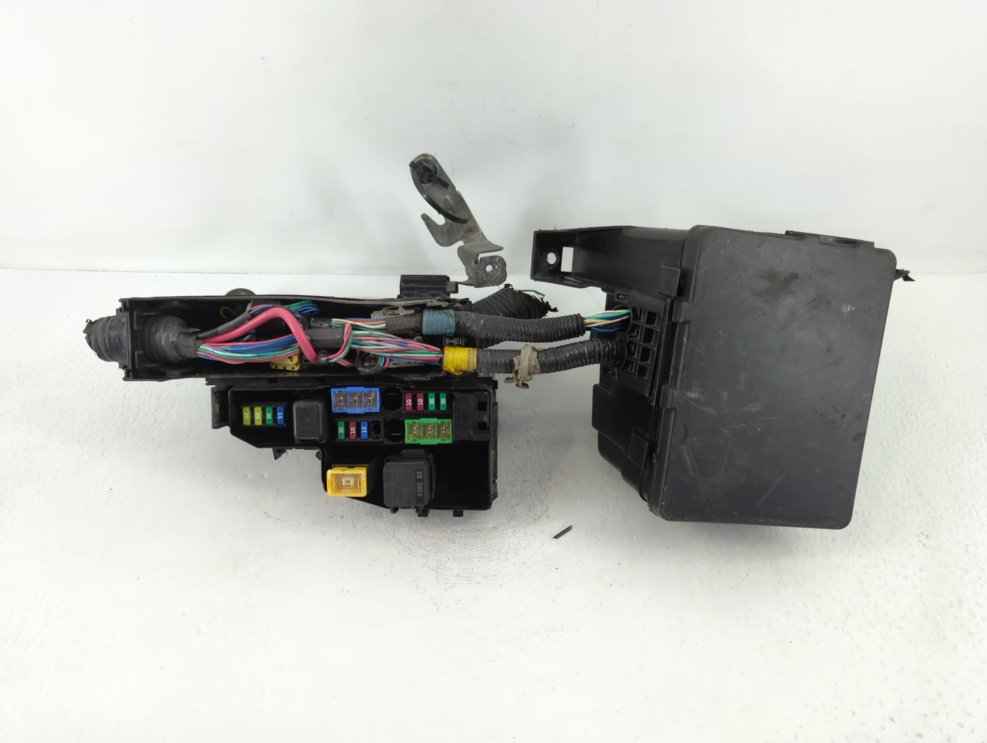 2014 Nissan Pathfinder Fusebox Fuse Box Panel Relay Module P/N:4233 NA2 Fits OEM Used Auto Parts - Oemusedautoparts1.com