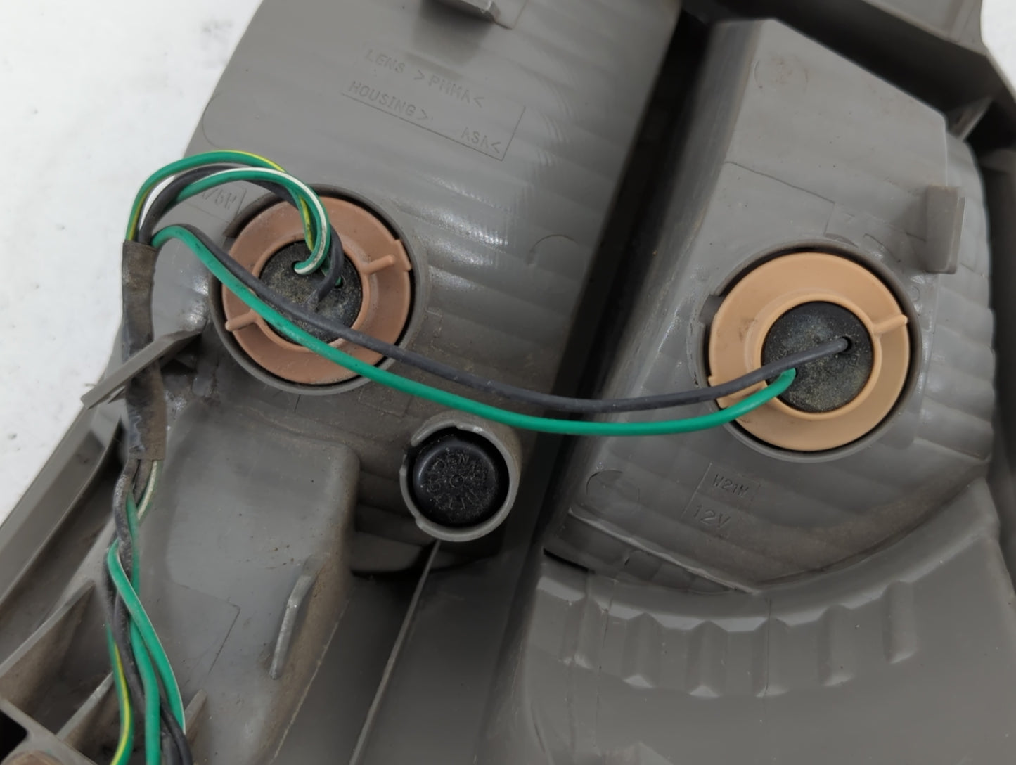 2008-2015 Nissan Rogue Tail Light Assembly Driver Left OEM Fits Fits 2008 2009 2010 2011 2012 2013 2014 2015 OEM Used Auto P