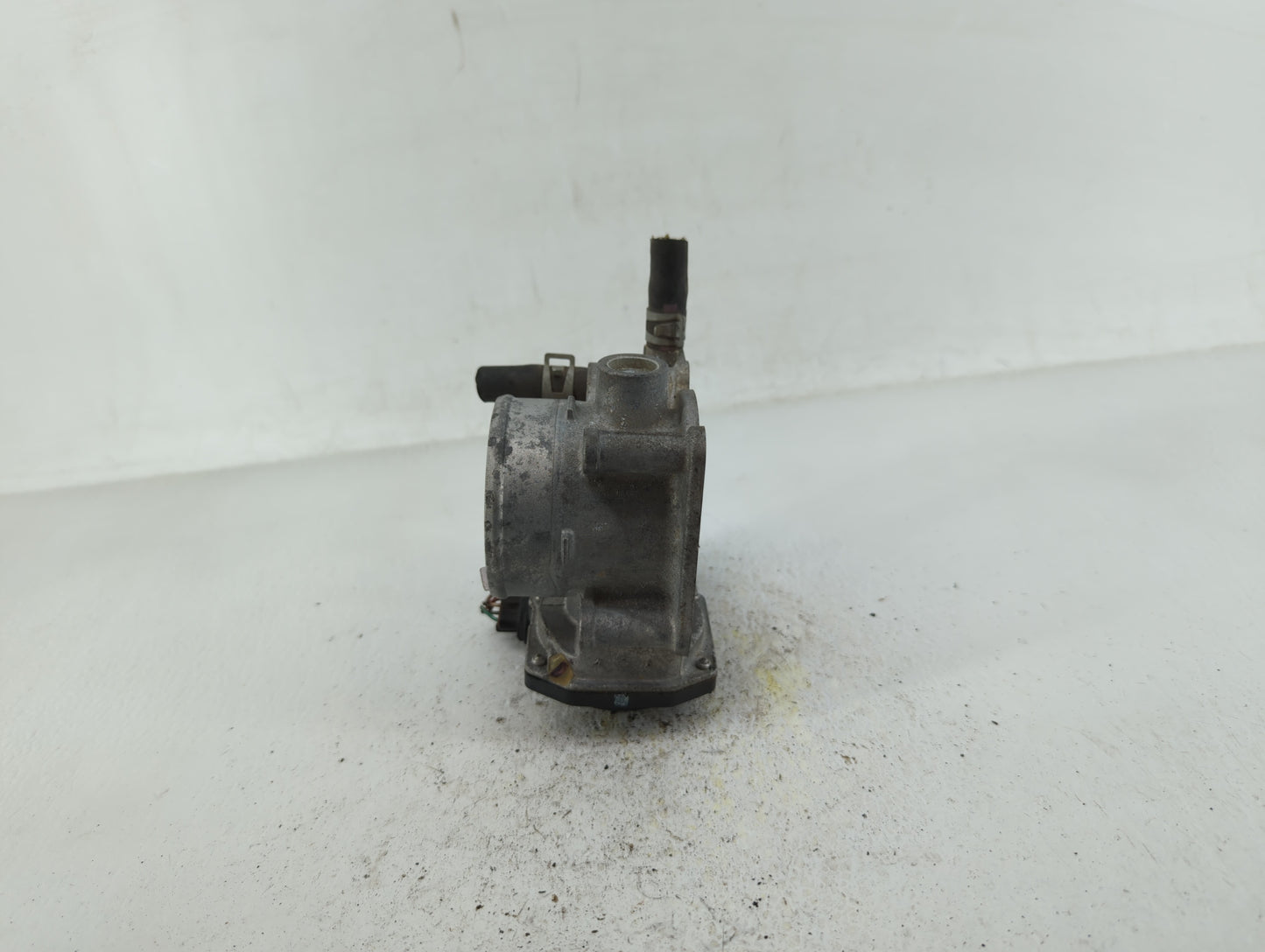 2014 Nissan Sentra Throttle Body P/N:3RA60-01 E 3RA60-01 A, 3RA60-01 B Fits OEM Used Auto Parts - Oemusedautoparts1.com