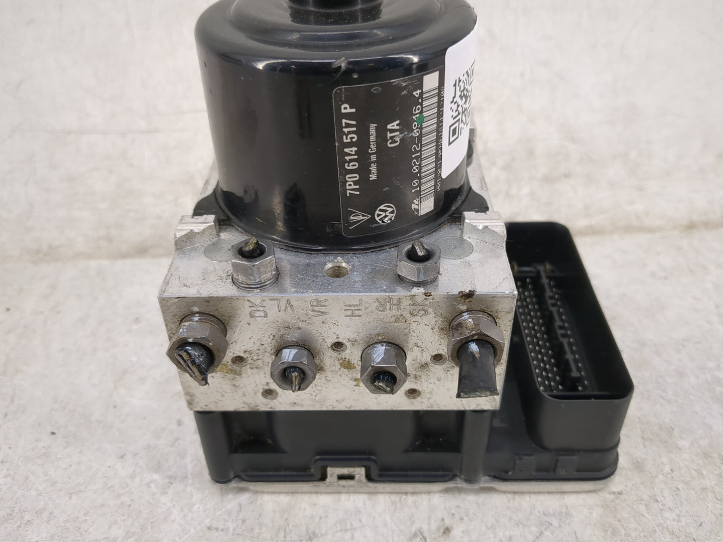 2013-2014 Porsche Cayenne ABS Pump Control Module Replacement P/N:7P0 614 517 P Fits Fits 2013 2014 OEM Used Auto Parts - Oe