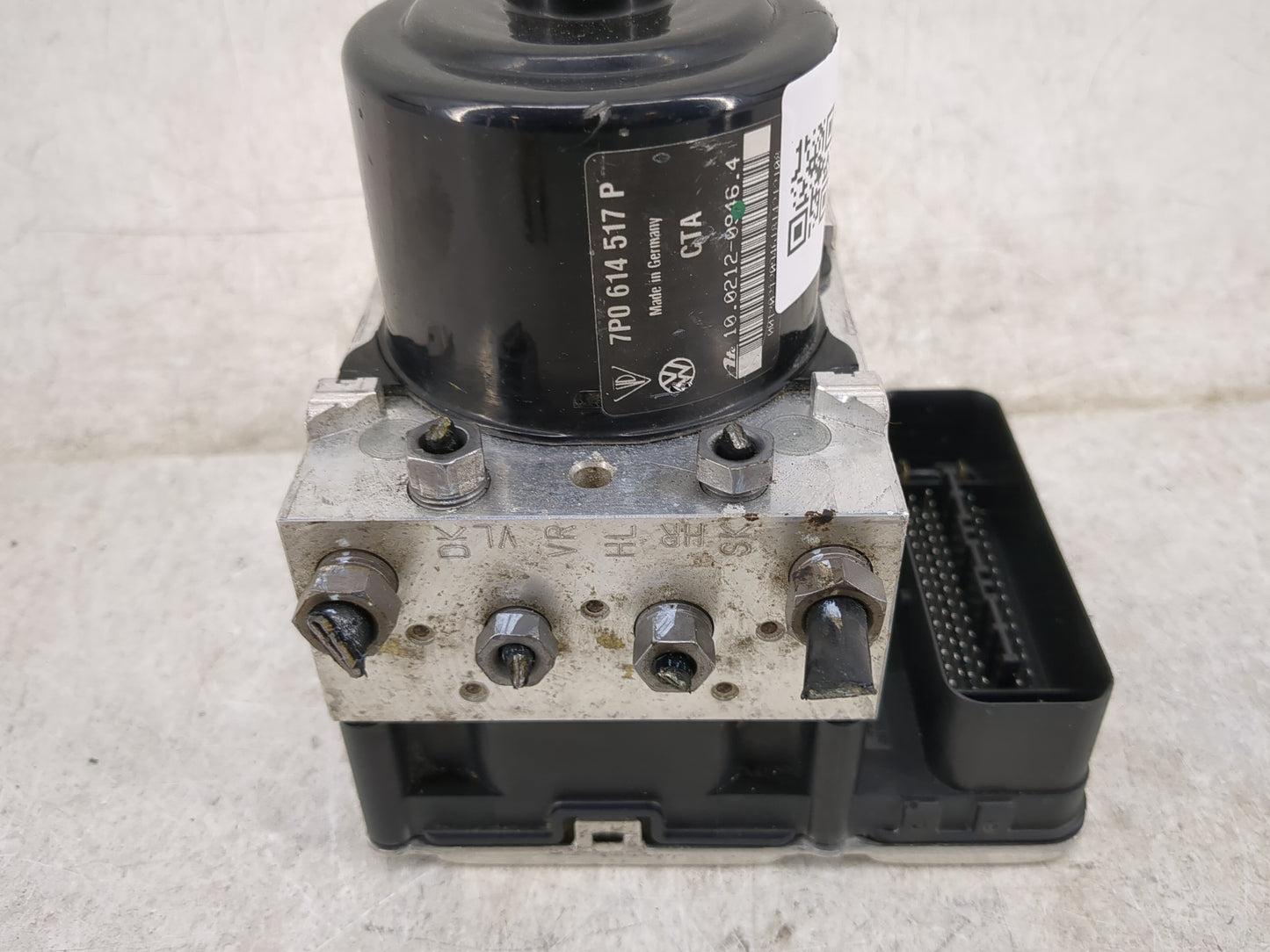 2013-2014 Porsche Cayenne ABS Pump Control Module Replacement P/N:7P0 614 517 P Fits Fits 2013 2014 OEM Used Auto Parts - Oe