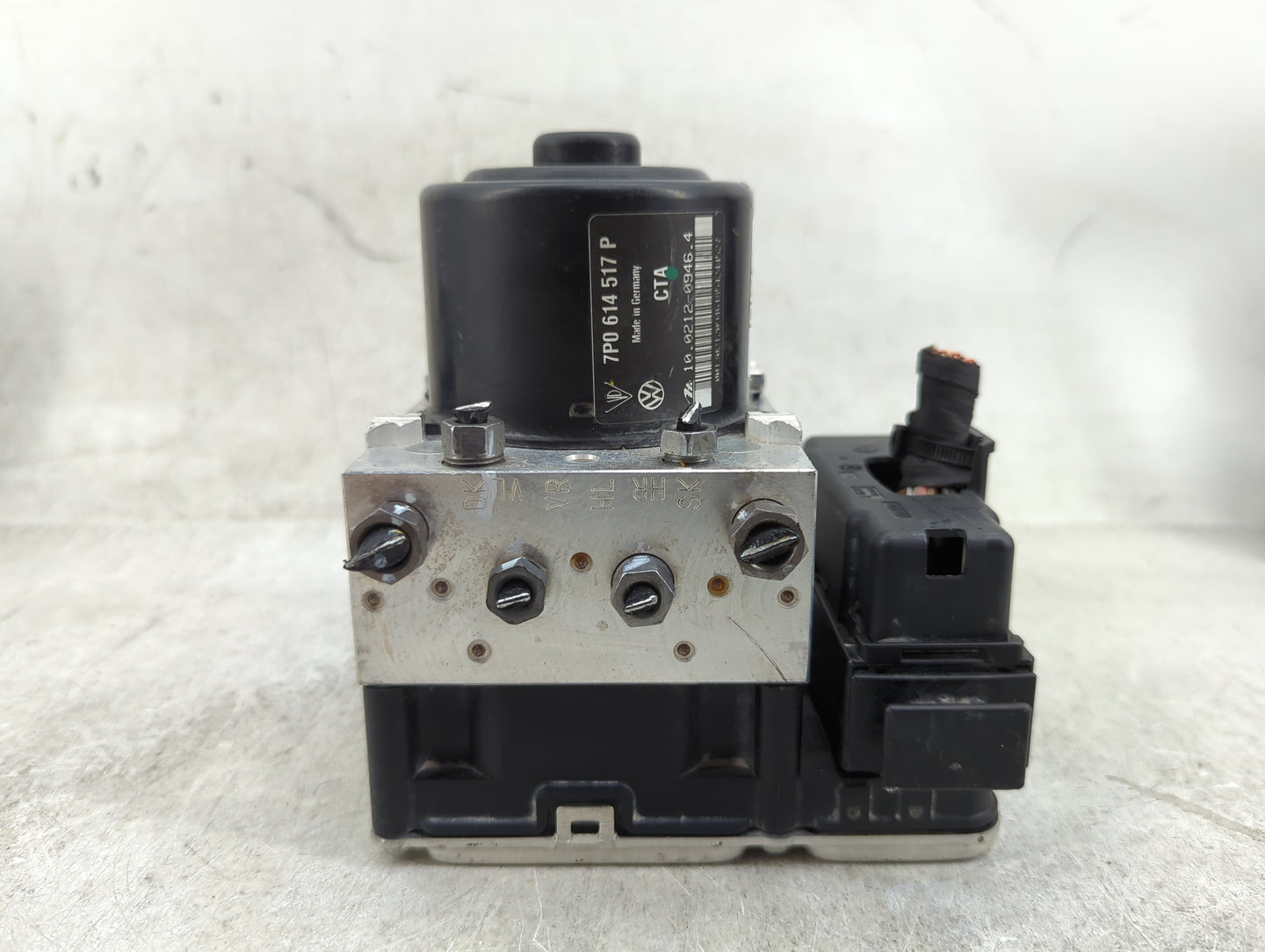 2013-2014 Porsche Cayenne ABS Pump Control Module Replacement P/N:7P0 907 379 P Fits Fits 2013 2014 OEM Used Auto Parts - Oe