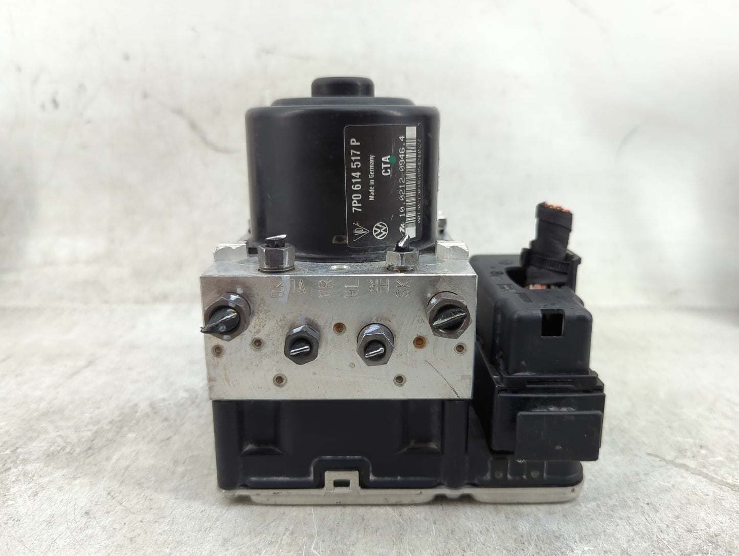 2013-2014 Porsche Cayenne ABS Pump Control Module Replacement P/N:7P0 907 379 P Fits Fits 2013 2014 OEM Used Auto Parts - Oe