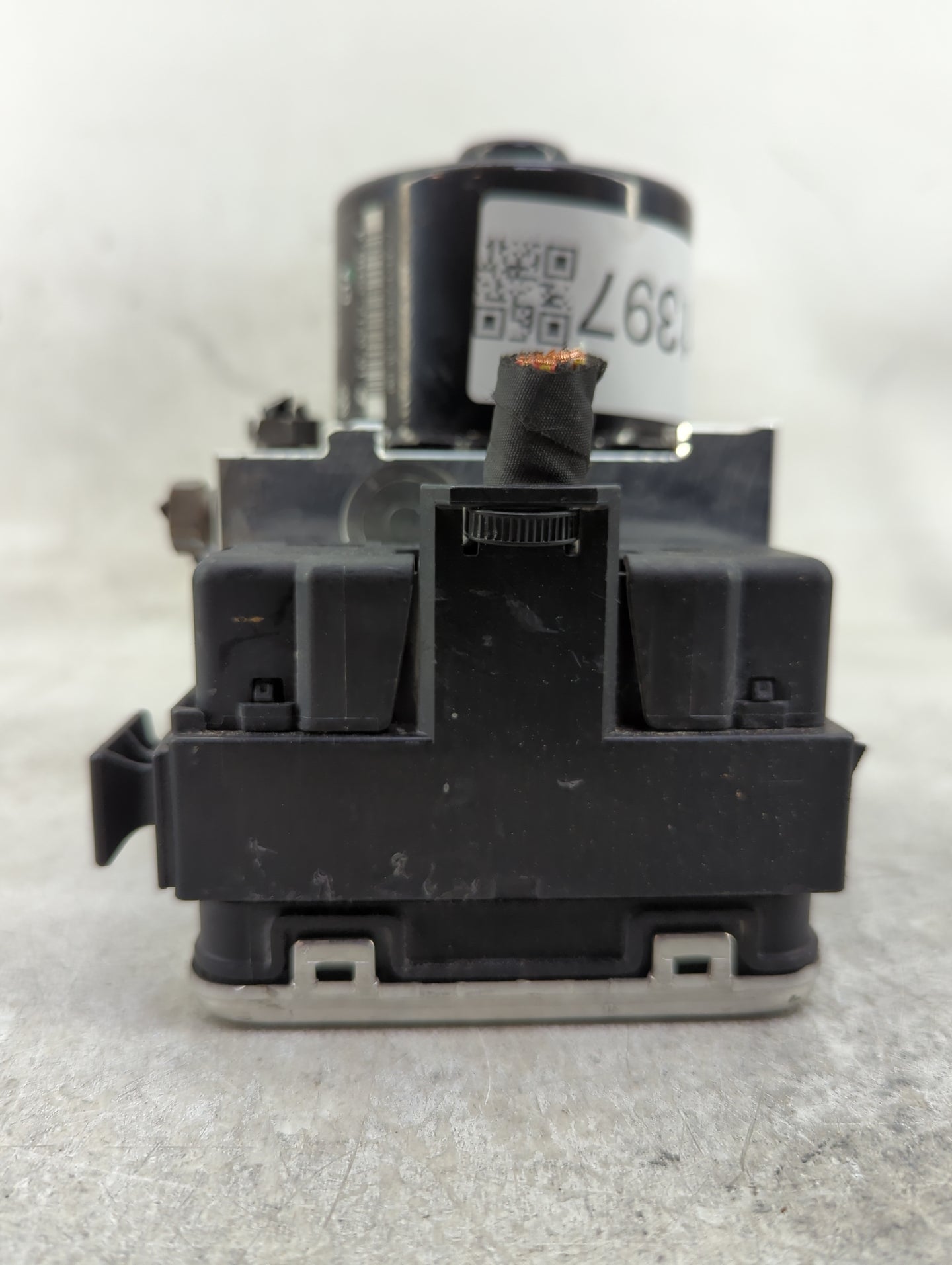 2013-2014 Porsche Cayenne ABS Pump Control Module Replacement P/N:7P0 907 379 P Fits Fits 2013 2014 OEM Used Auto Parts - Oe