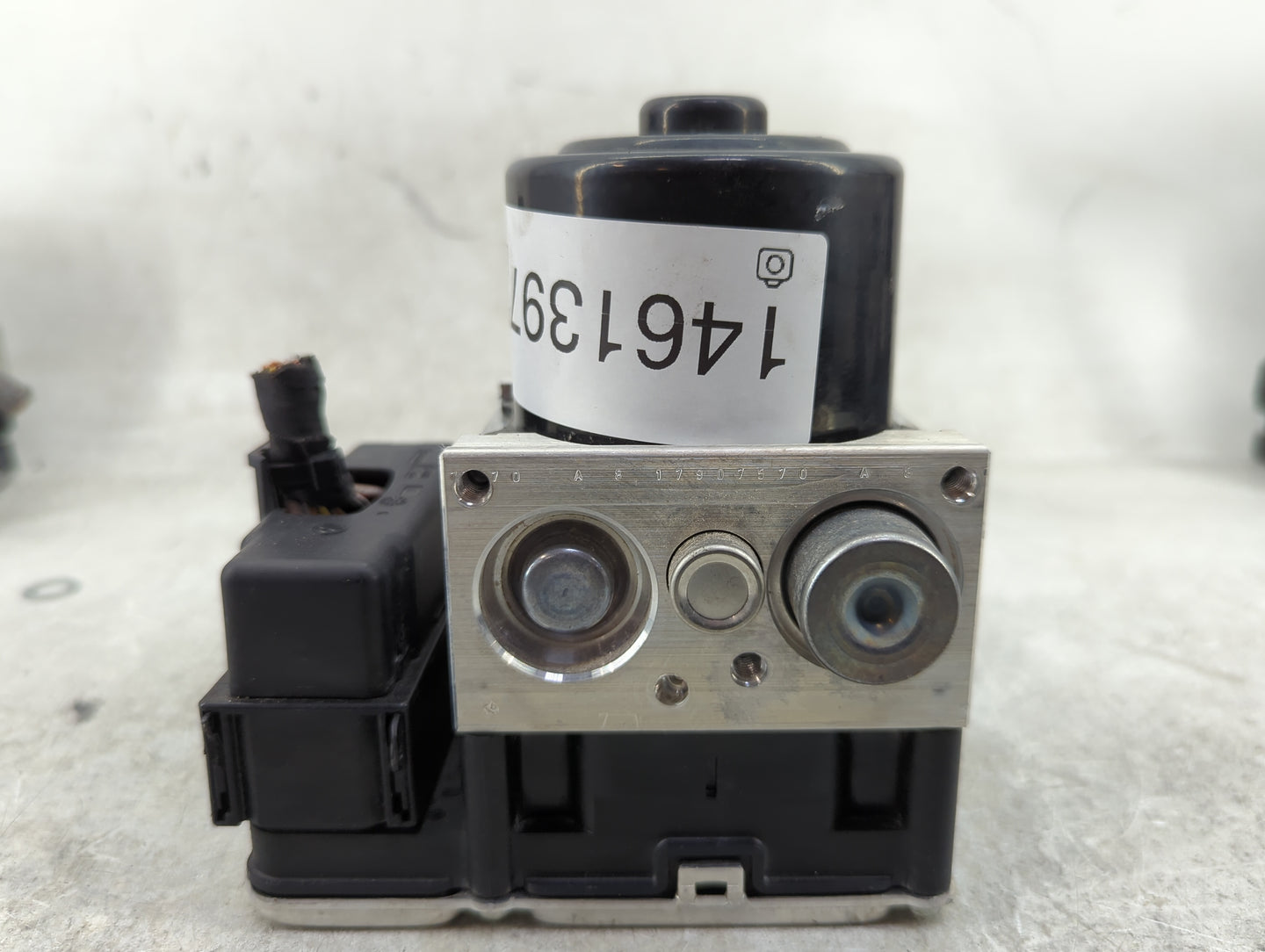 2013-2014 Porsche Cayenne ABS Pump Control Module Replacement P/N:7P0 907 379 P Fits Fits 2013 2014 OEM Used Auto Parts - Oe