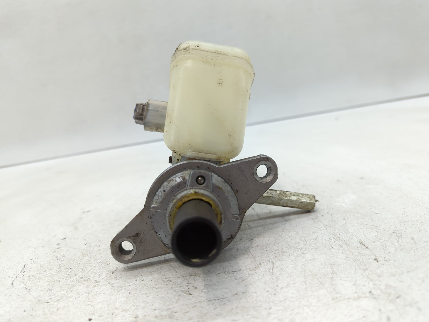 2013-2014 Scion Xd Brake Master Cylinder - Oemusedautoparts1.com