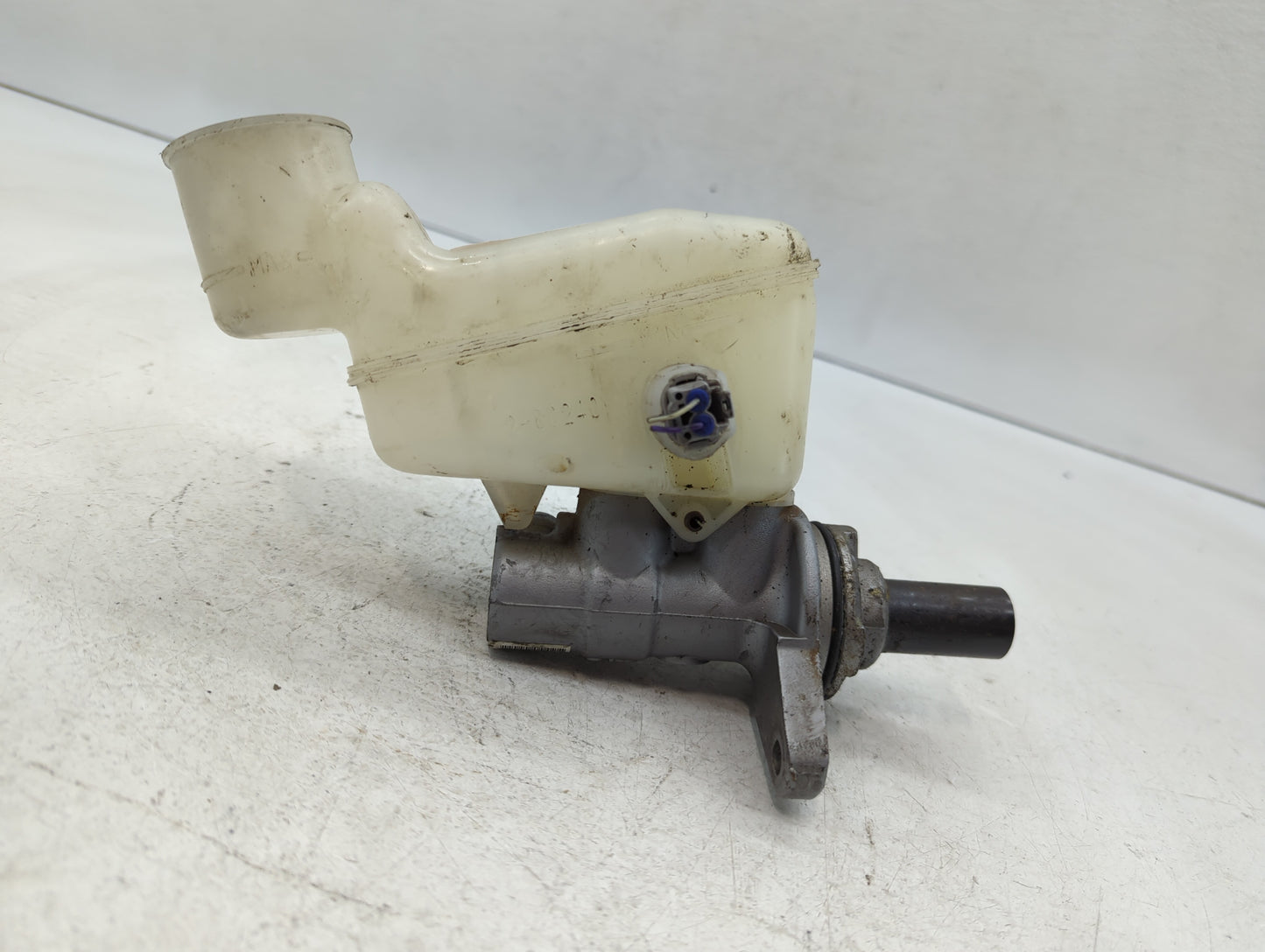 2013-2014 Scion Xd Brake Master Cylinder - Oemusedautoparts1.com