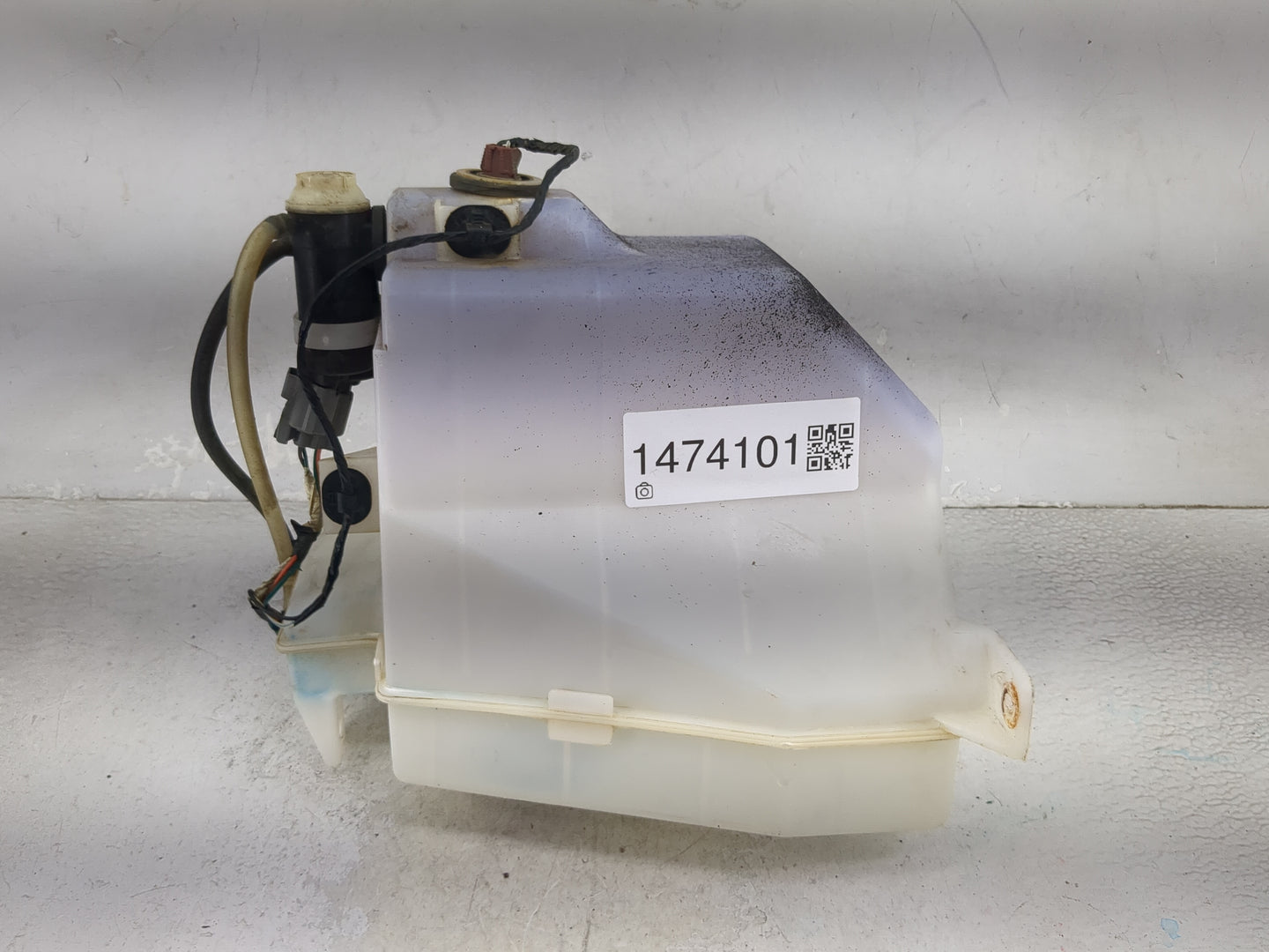 2010-2014 Subaru Legacy Windshield Washer Fluid Reservoir Bottle Oem 1474101 - Oemusedautoparts1.com