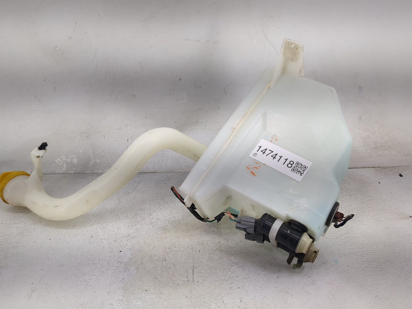 2010-2014 Subaru Legacy Windshield Washer Fluid Reservoir Bottle Oem 1474118 - Oemusedautoparts1.com