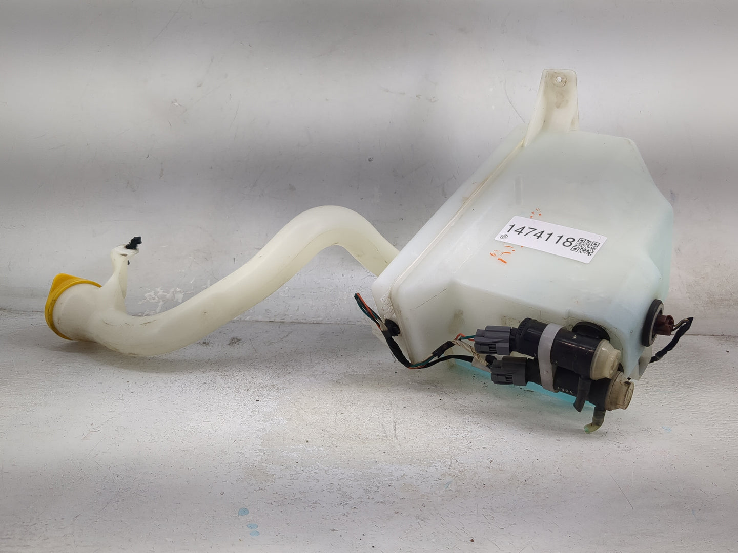 2010-2014 Subaru Legacy Windshield Washer Fluid Reservoir Bottle Oem 1474118 - Oemusedautoparts1.com