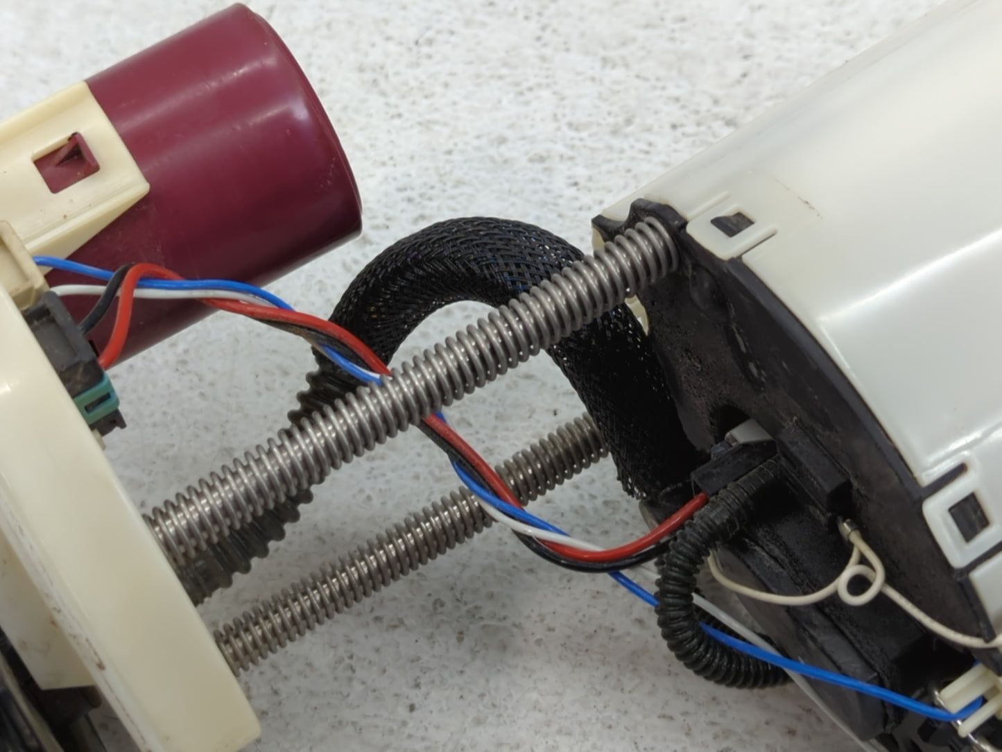 Suzuki Verona Electrical Gas Fuel Pump Assembly - Oemusedautoparts1.com