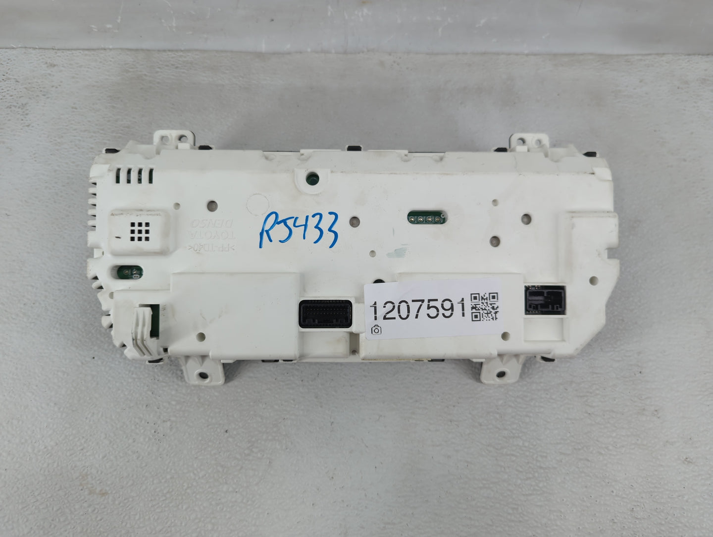 2013-2014 Toyota Camry Instrument Cluster Speedometer Gauges P/N:TN157560-3001 Fits Fits 2013 2014 OEM Used Auto Parts - Oem