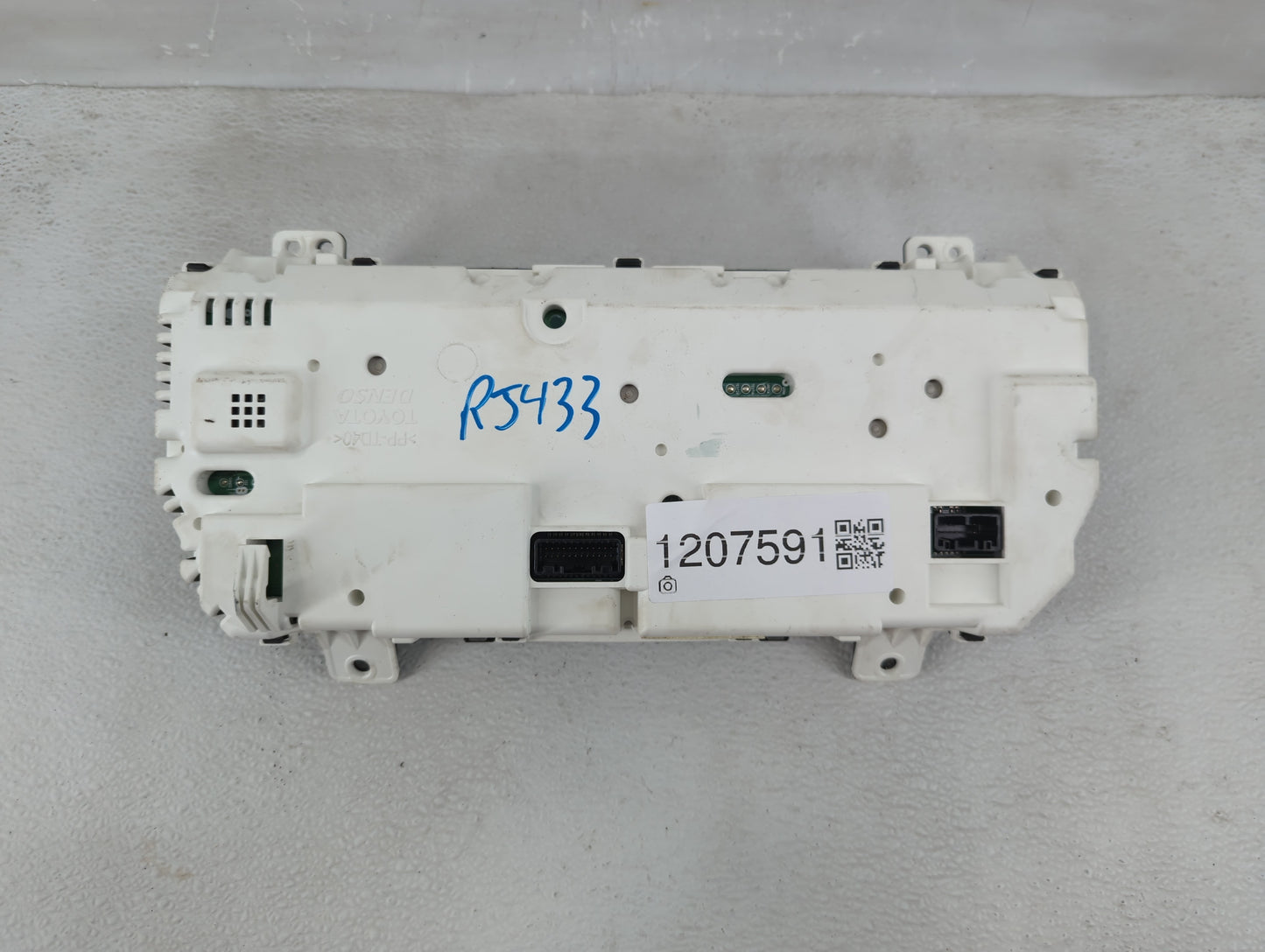 2013-2014 Toyota Camry Instrument Cluster Speedometer Gauges P/N:TN157560-3001 Fits Fits 2013 2014 OEM Used Auto Parts - Oem