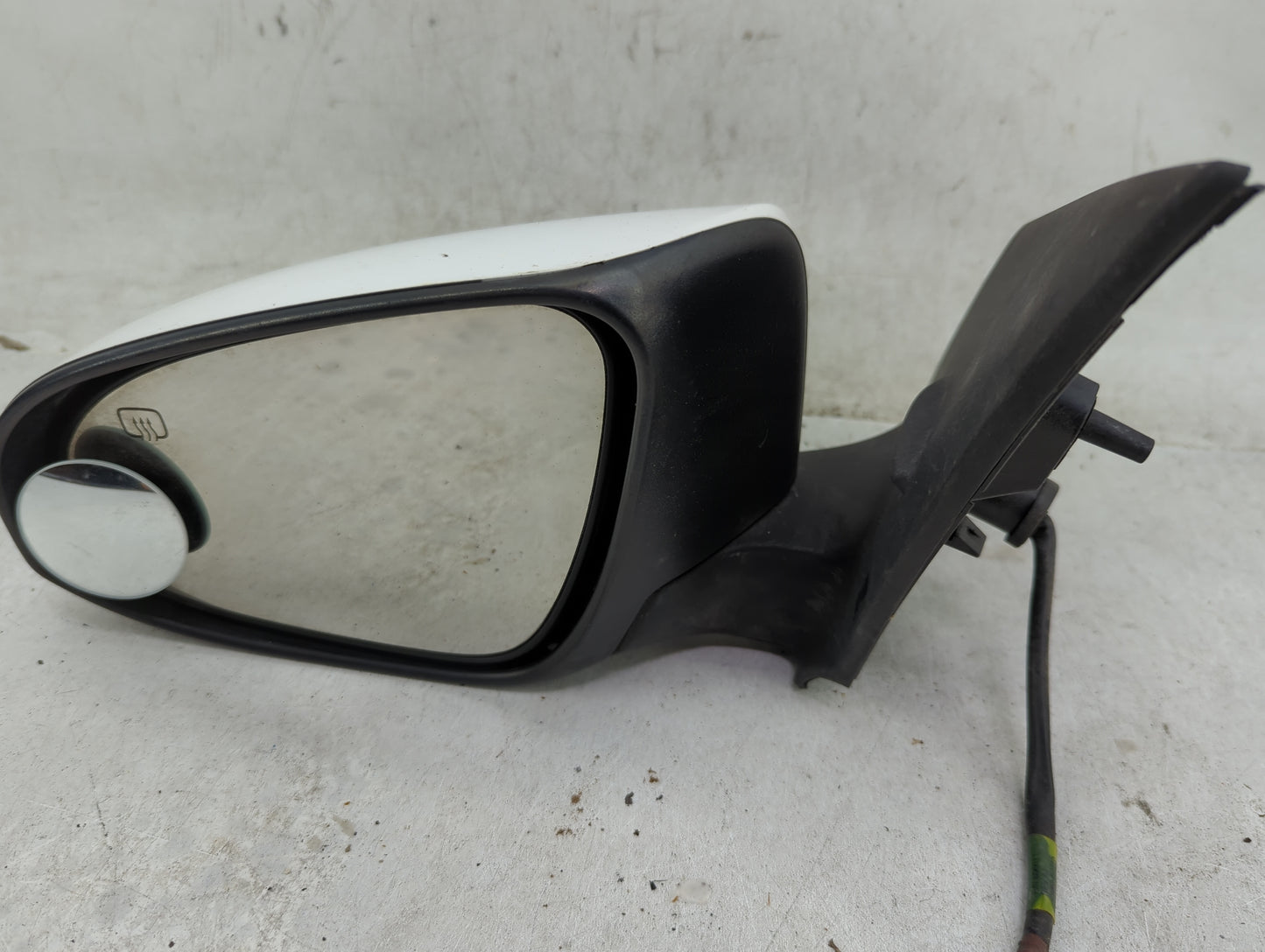 2014-2019 Toyota Corolla Driver Side View Mirror - Left Door Mirror OEM Used - Oemusedautoparts1.com