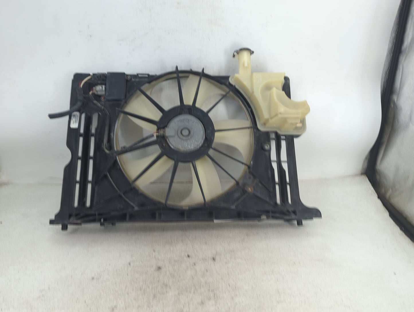 2014-2019 Toyota Corolla Electric Radiator Cooling Fan Motor Assembly P/N:AA422750-9401 422750-9401 Fits OEM Used Auto Parts