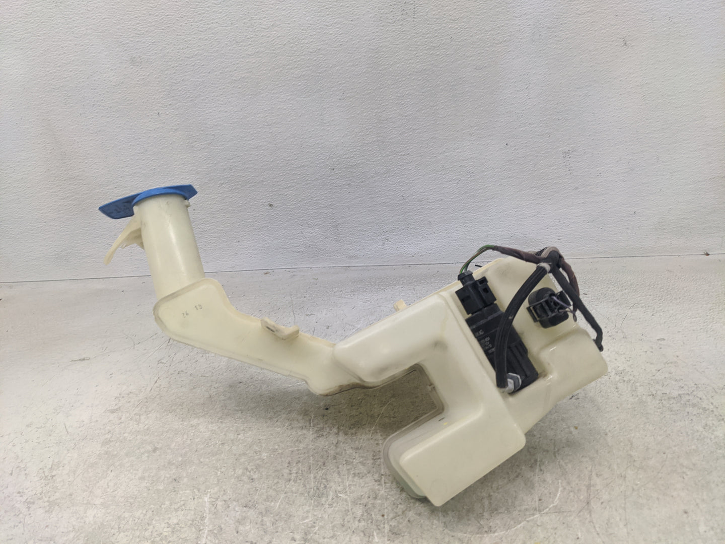 2013-2017 Volkswagen Cc Windshield Washer Fluid Reservoir Bottle Oem - Oemusedautoparts1.com