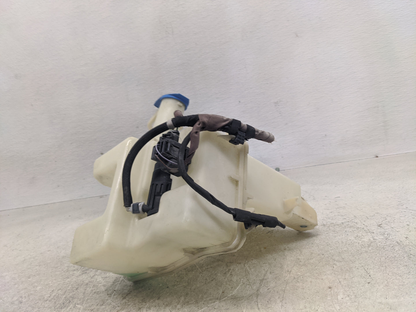 2013-2017 Volkswagen Cc Windshield Washer Fluid Reservoir Bottle Oem - Oemusedautoparts1.com