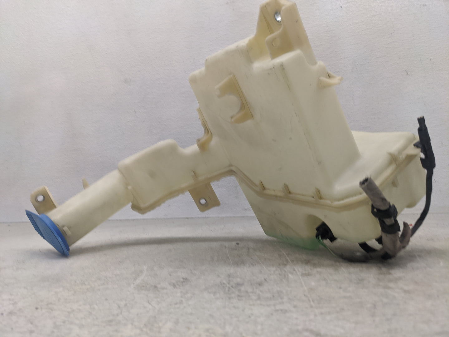 2013-2017 Volkswagen Cc Windshield Washer Fluid Reservoir Bottle Oem - Oemusedautoparts1.com