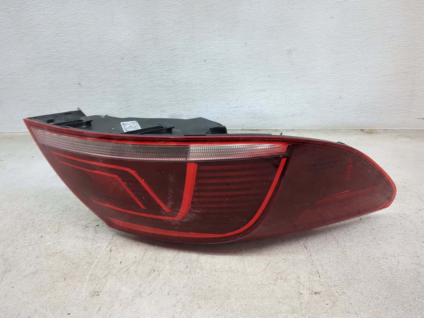 2013-2017 Volkswagen Cc Driver Left Side Deck Lid Mounted Tail Light 1464791 - Oemusedautoparts1.com