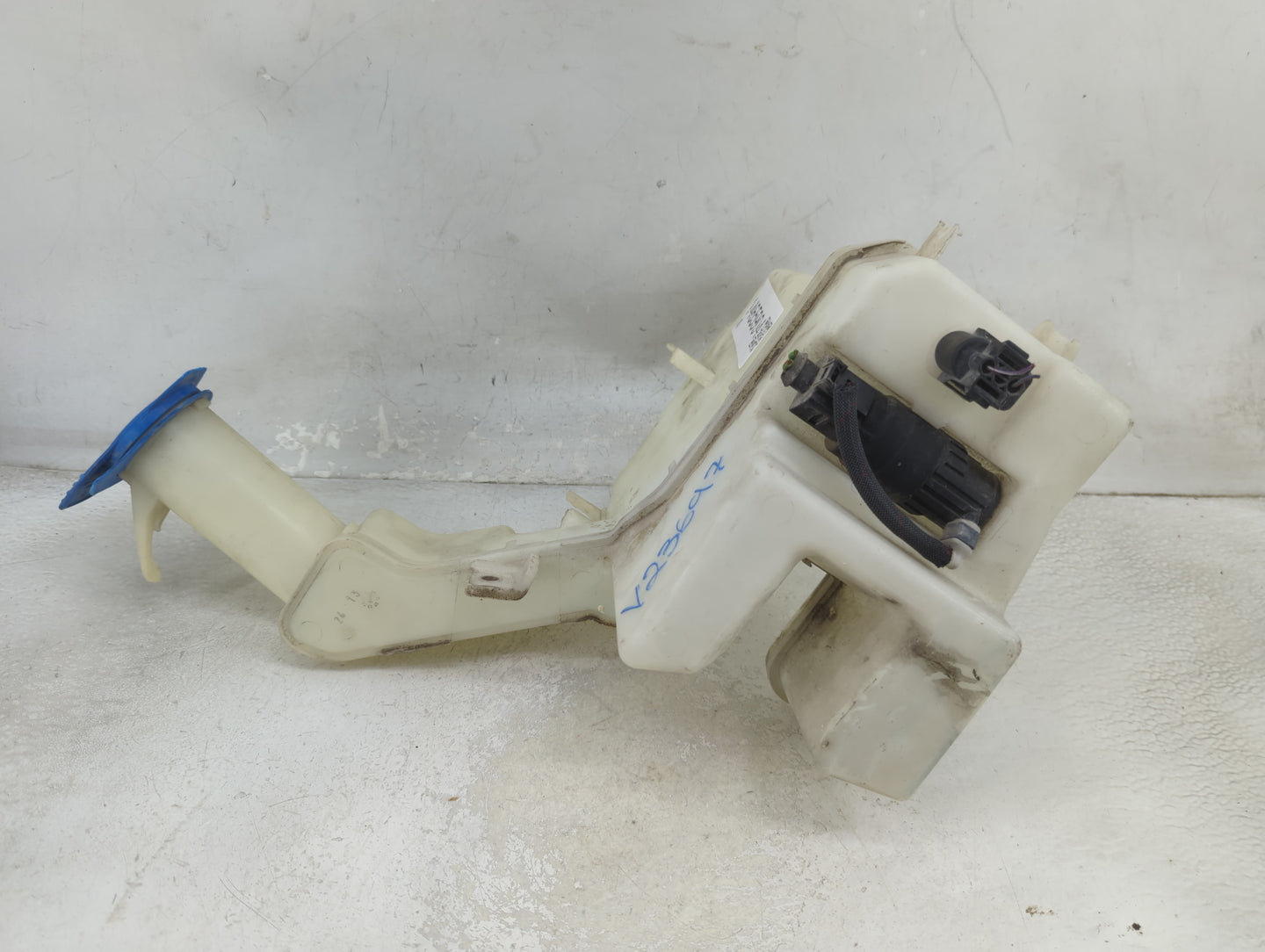 2013-2017 Volkswagen Cc Windshield Washer Fluid Reservoir Bottle 1465904 - Oemusedautoparts1.com