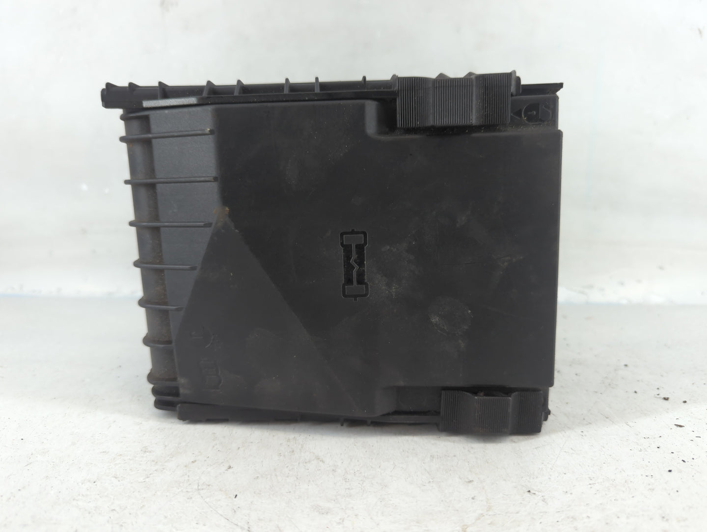 2013-2017 Volkswagen Cc Fusebox Fuse Box Panel Relay Module P/N:6359-5743 3C0 937 125 A Fits OEM Used Auto Parts - Oemusedau