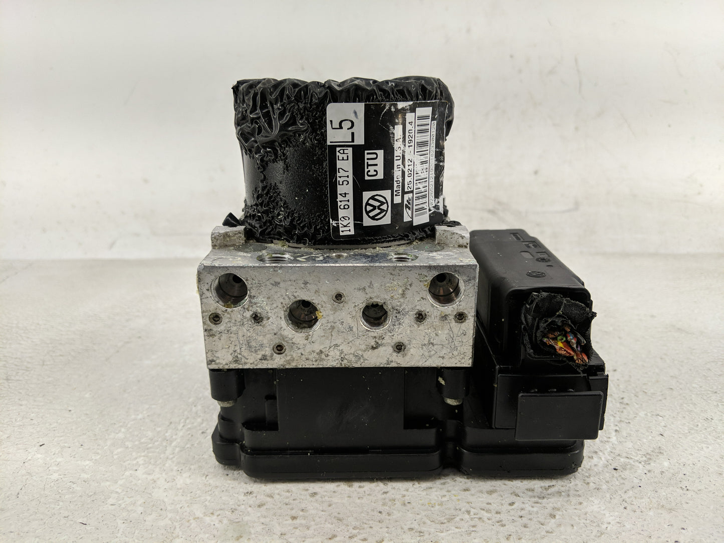 2014 Volkswagen Jetta ABS Pump Control Module Replacement P/N:1K0 614 517 EA Fits Fits 2013 2015 OEM Used Auto Parts - Oemus