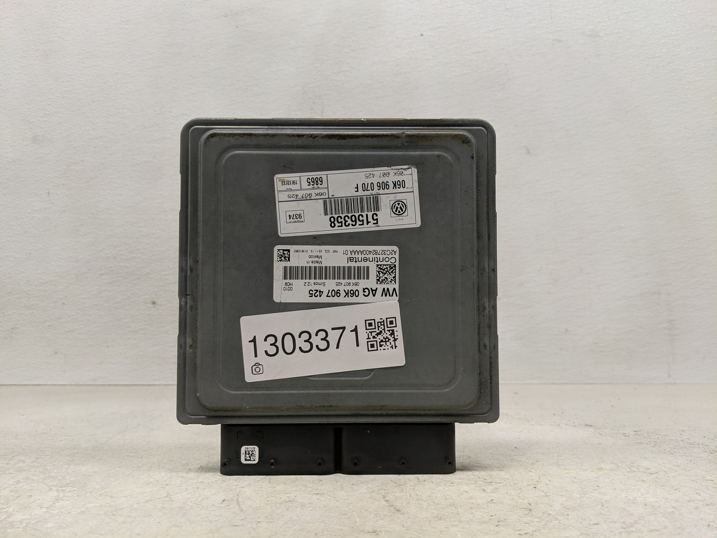 2014 Volkswagen Jetta PCM Engine Control Computer ECU ECM PCU OEM P/N:06K 907 425 06K 906 070 F Fits OEM Used Auto Parts - O