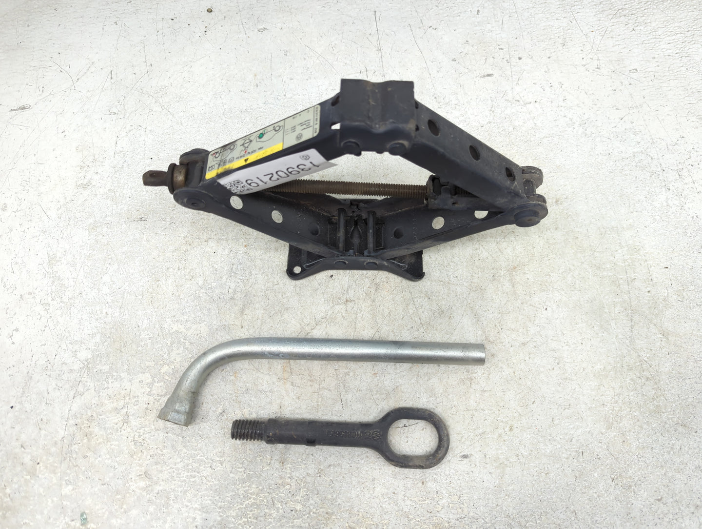 2014 Volkswagen Jetta Spare Scissor Car Jack 1390219 - Oemusedautoparts1.com