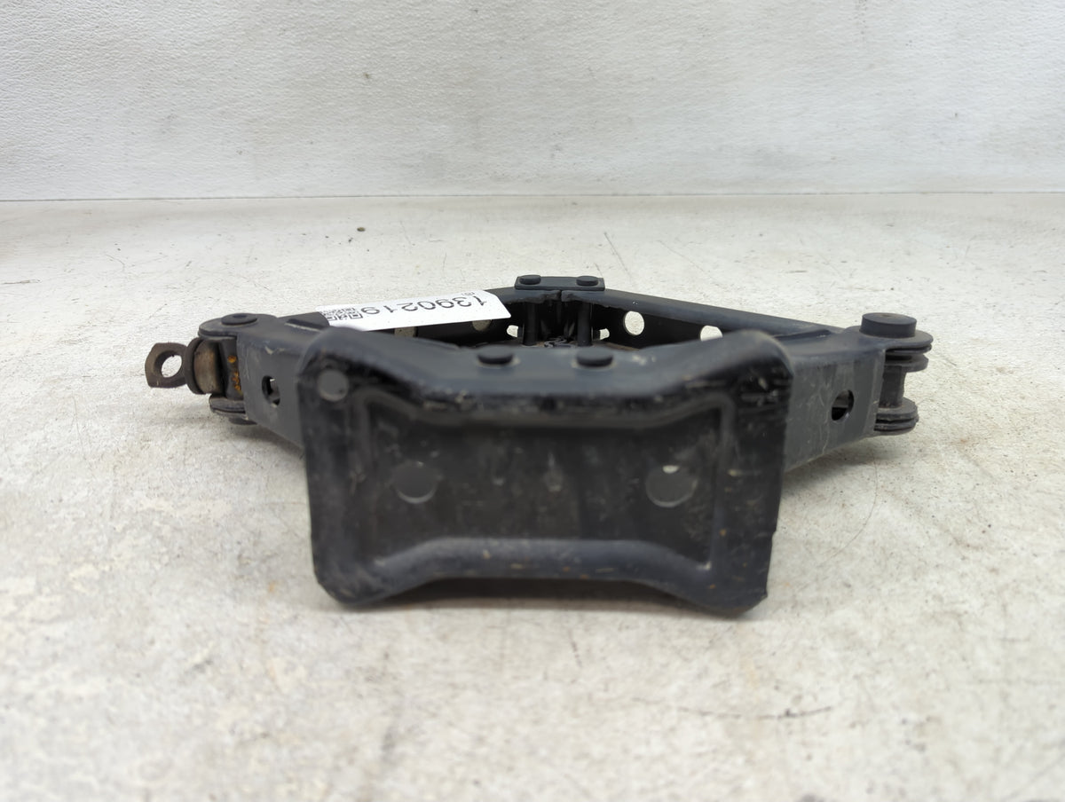2014 Volkswagen Jetta Spare Scissor Car Jack 1390219 - Oemusedautoparts1.com