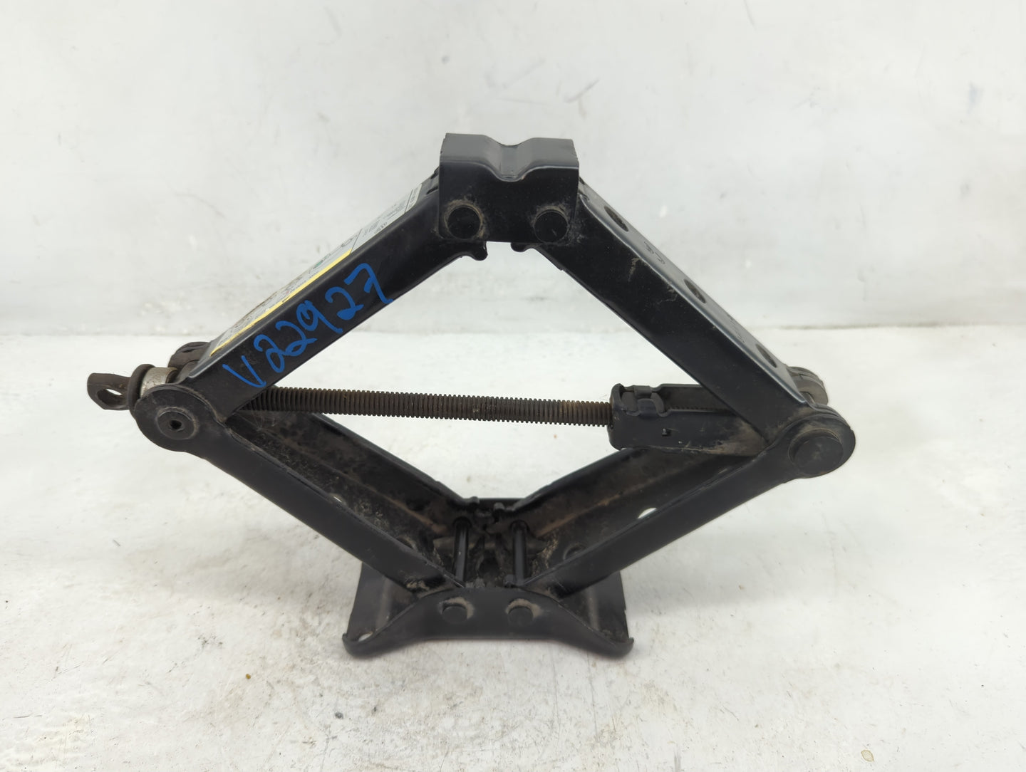 2014 Volkswagen Jetta Spare Scissor Car Jack 1396493 - Oemusedautoparts1.com