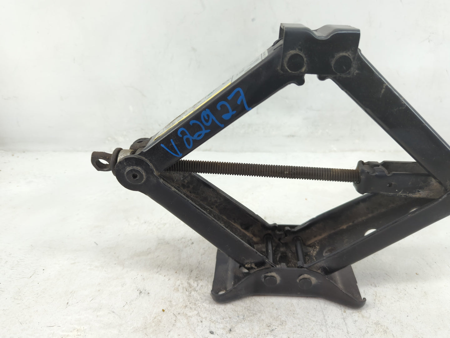 2014 Volkswagen Jetta Spare Scissor Car Jack 1396493 - Oemusedautoparts1.com