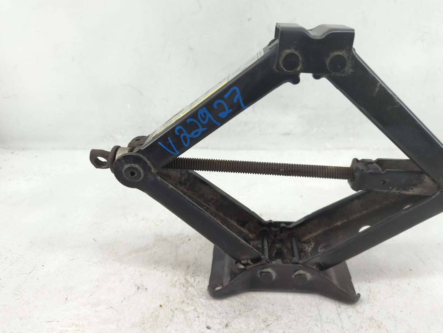 2014 Volkswagen Jetta Spare Scissor Car Jack 1396493 - Oemusedautoparts1.com