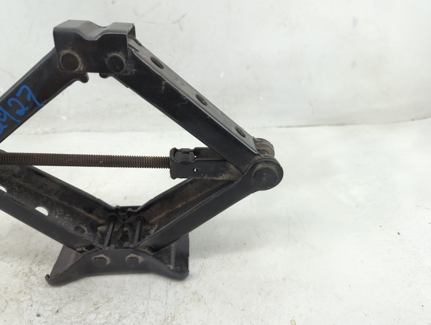 2014 Volkswagen Jetta Spare Scissor Car Jack 1396493 - Oemusedautoparts1.com