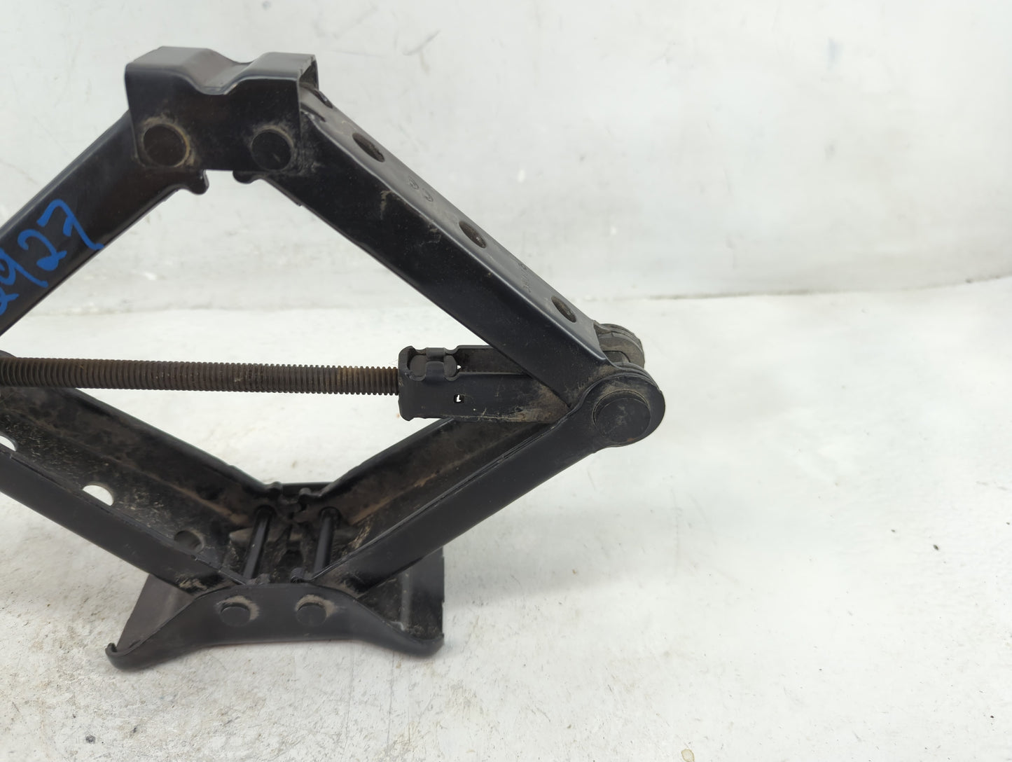 2014 Volkswagen Jetta Spare Scissor Car Jack 1396493 - Oemusedautoparts1.com