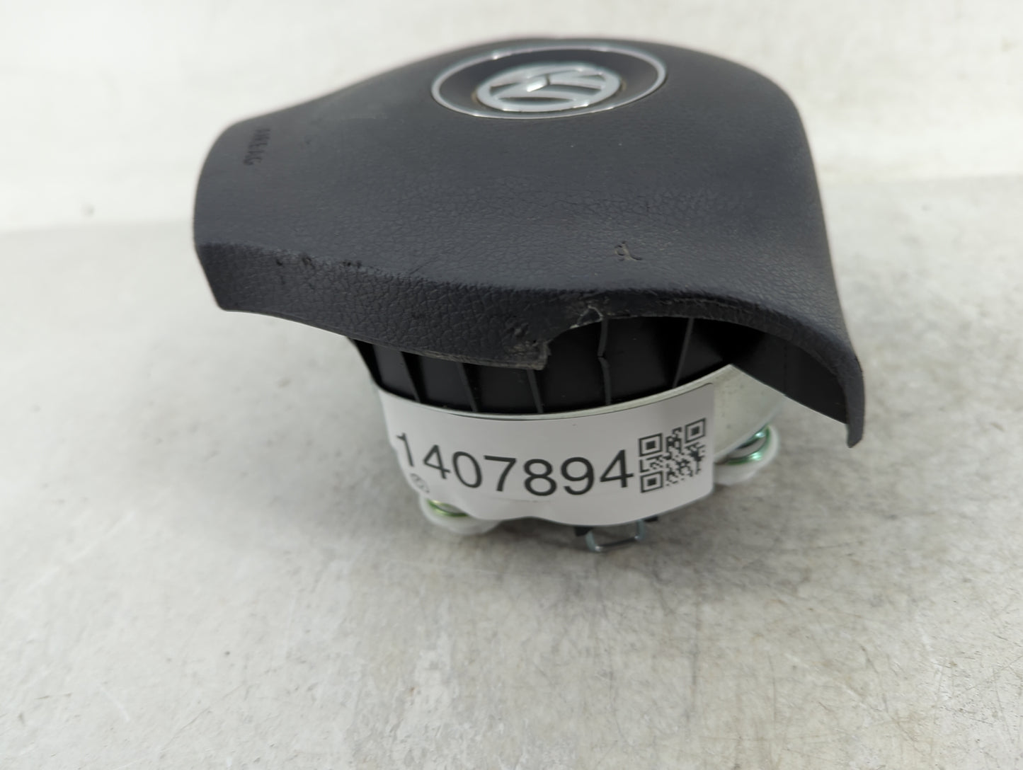 2014 Volkswagen Jetta Air Bag Driver Left Steering Wheel Mounted Fits OEM Used Auto Parts - Oemusedautoparts1.com