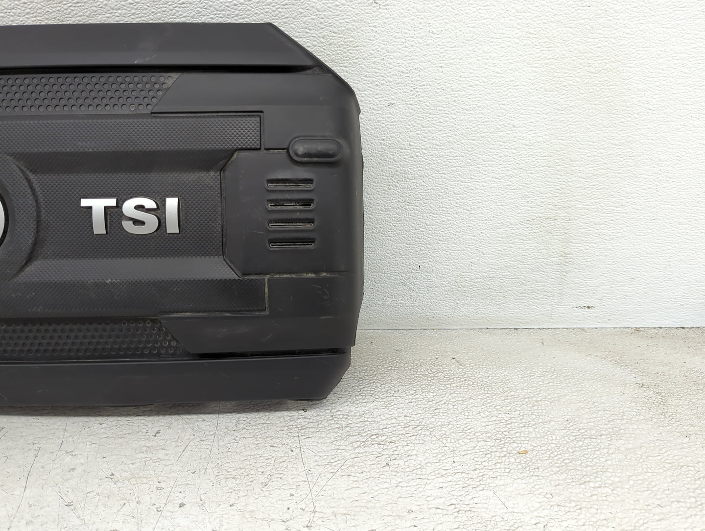 2014 Volkswagen Jetta Engine Cover - Oemusedautoparts1.com