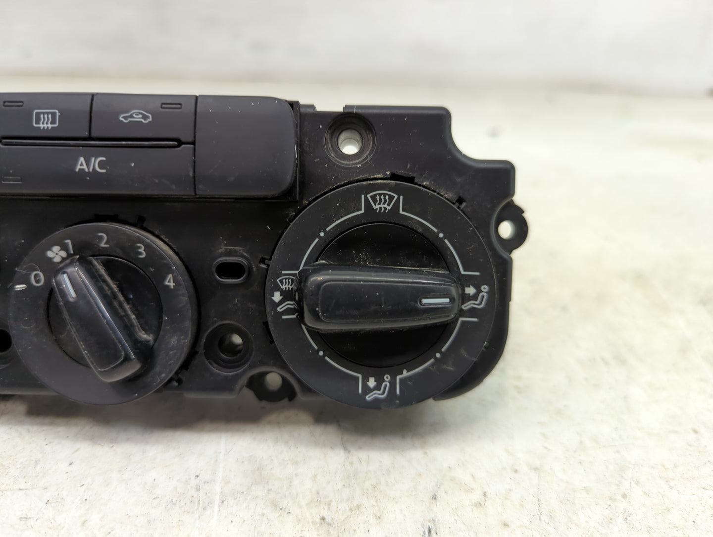 2014 Volkswagen Jetta Climate Control Module Temperature AC/Heater Replacement P/N:5C0820047 BK 90151-903/0000 Fits OEM Used