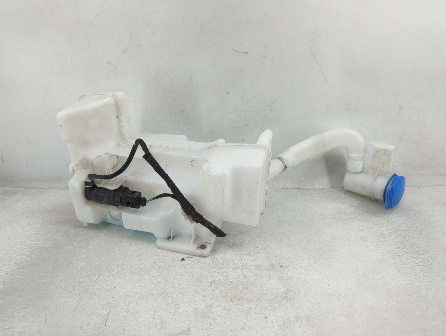 2011-2018 Volkswagen Jetta Windshield Washer Fluid Reservoir Bottle Oem - Oemusedautoparts1.com