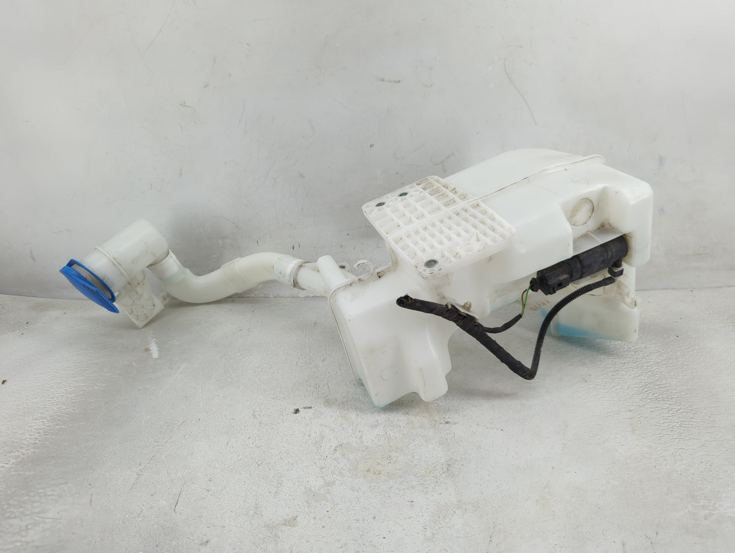 2011-2018 Volkswagen Jetta Windshield Washer Fluid Reservoir Bottle Oem - Oemusedautoparts1.com