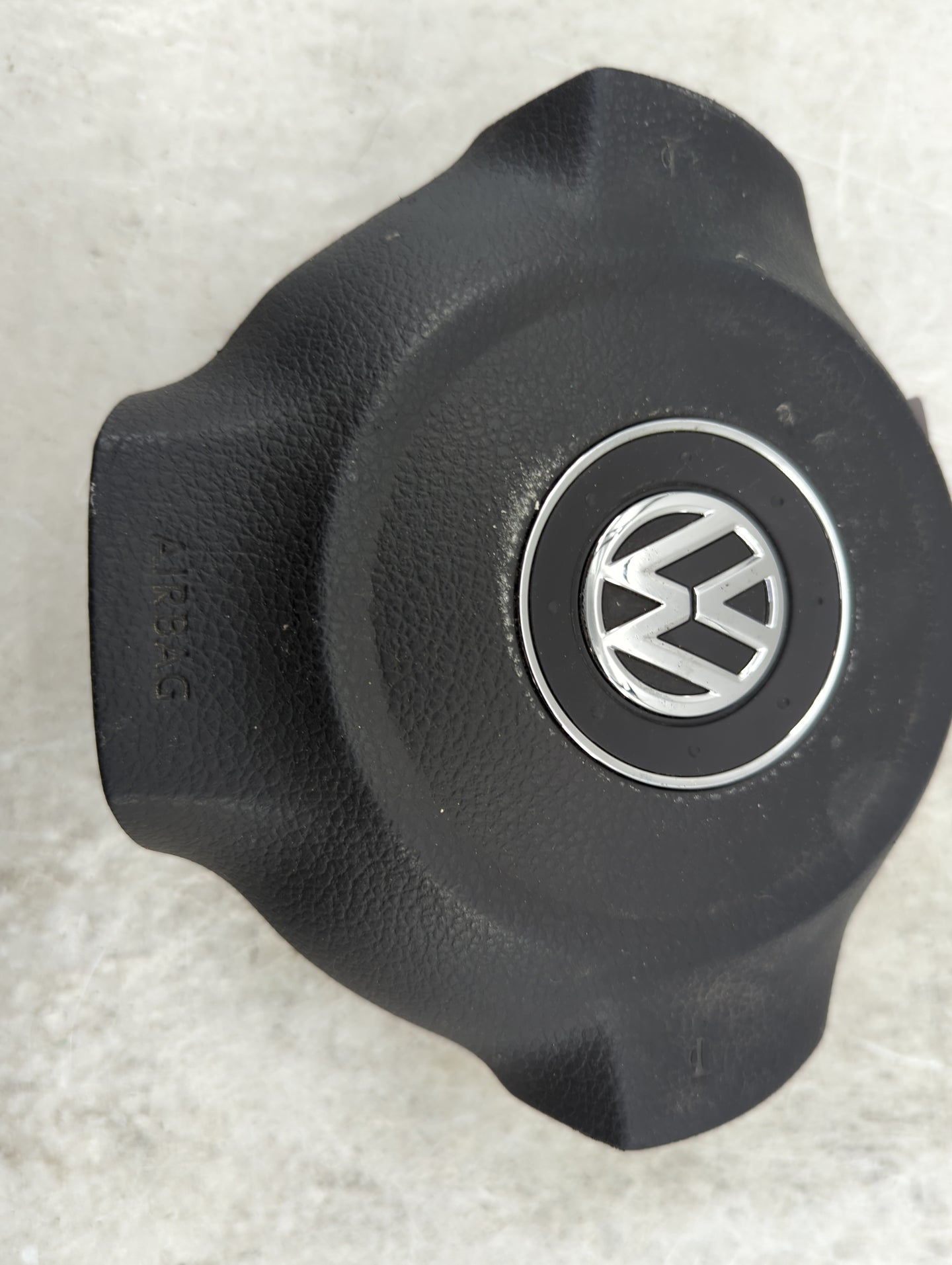 2014 Volkswagen Jetta Air Bag Driver Left Steering Wheel Mounted P/N:1KM880201E Fits OEM Used Auto Parts - Oemusedautoparts1