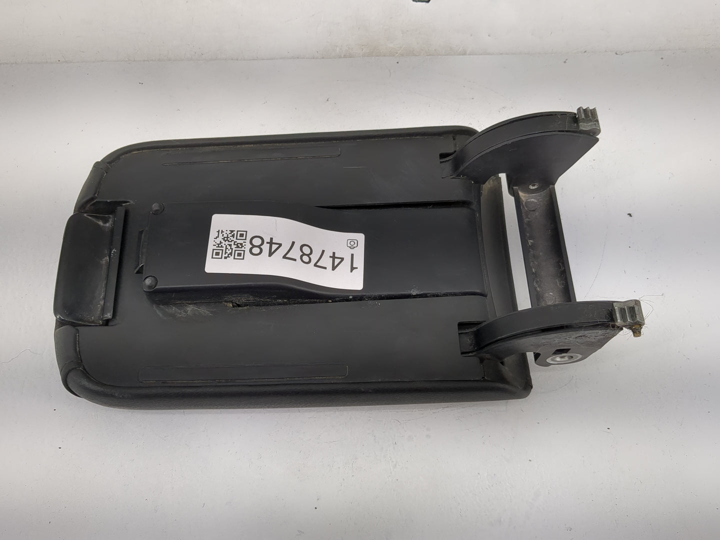 2014 Volkswagen Jetta Center Console Armrest Cover Lid Fits OEM Used Auto Parts - Oemusedautoparts1.com