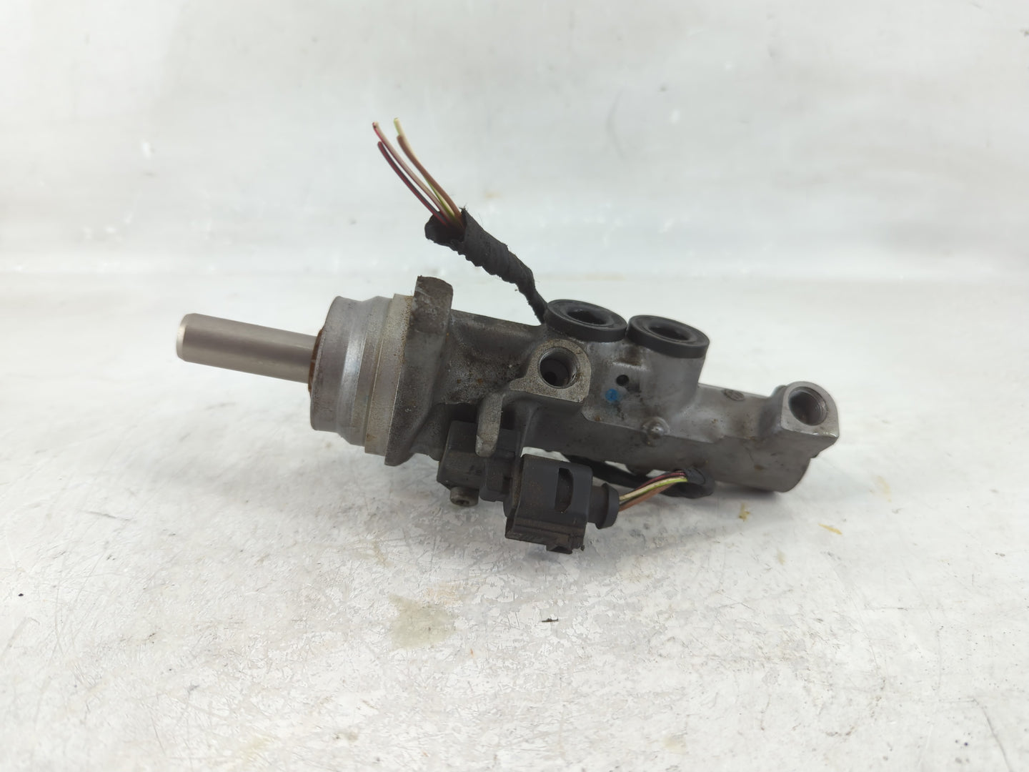 2013-2015 Volkswagen Passat Brake Master Cylinder - Oemusedautoparts1.com