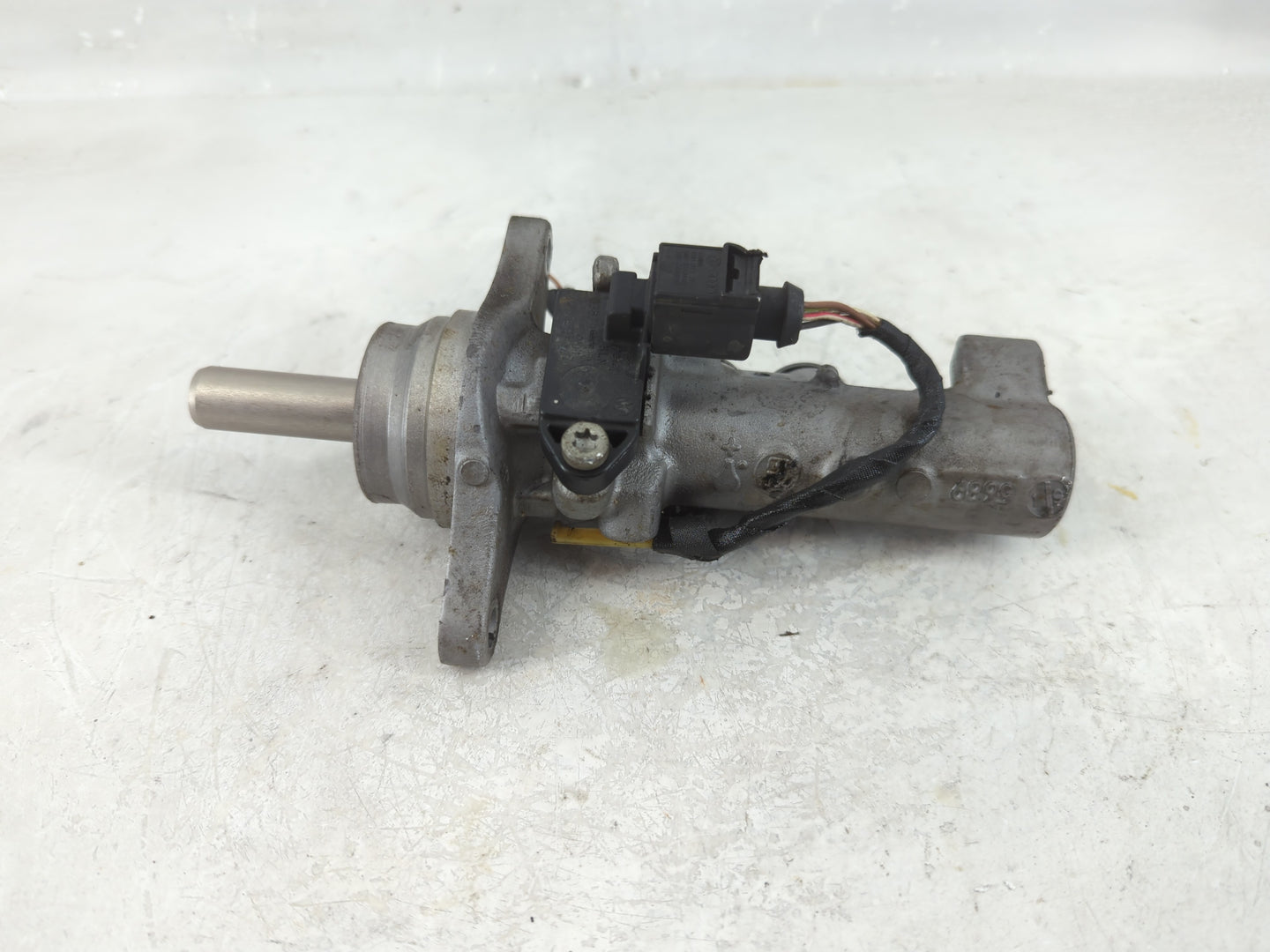 2013-2015 Volkswagen Passat Brake Master Cylinder - Oemusedautoparts1.com