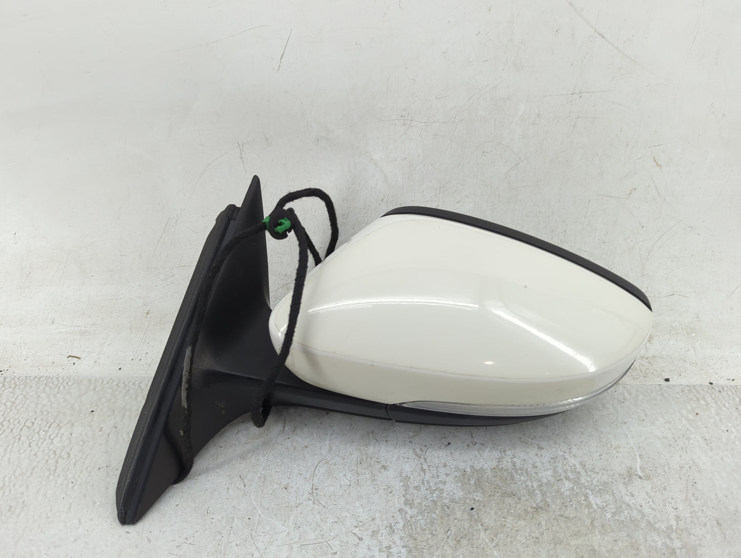 2013-2015 Volkswagen Passat Driver Side View Mirror - Left Door Mirror OEM Used - Oemusedautoparts1.com