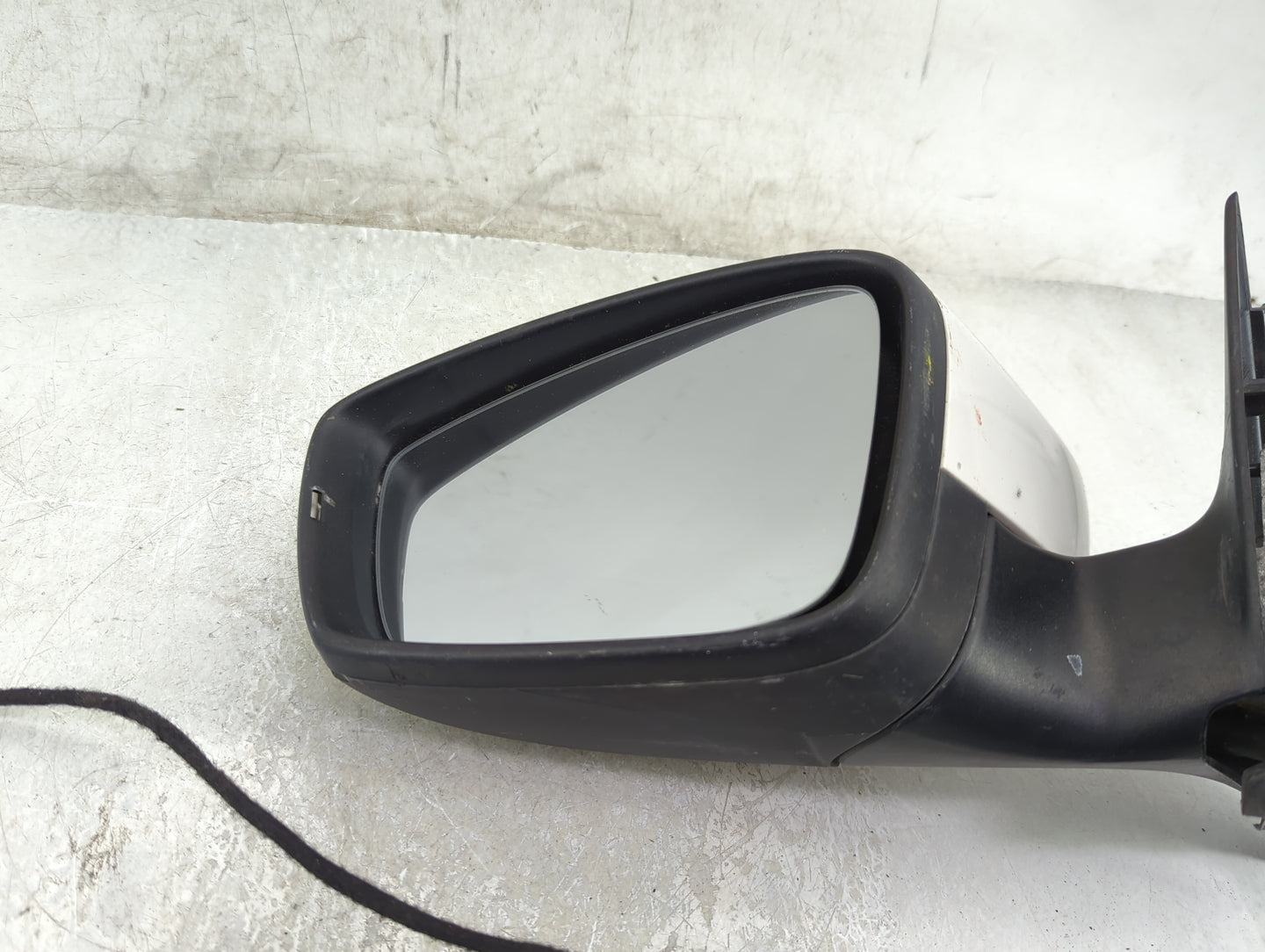 2013-2015 Volkswagen Passat Driver Side View Mirror - Left Door Mirror OEM Used - Oemusedautoparts1.com