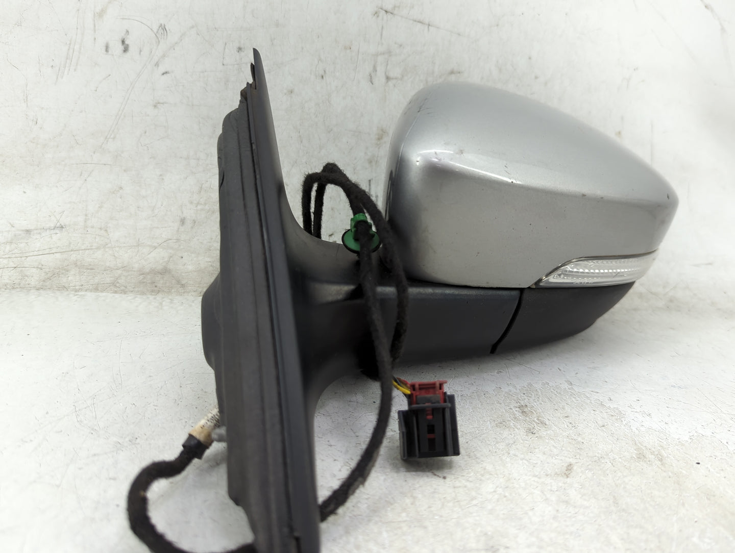 2013-2015 Volkswagen Passat Driver Side View Mirror - Left Door Mirror OEM Used - Oemusedautoparts1.com