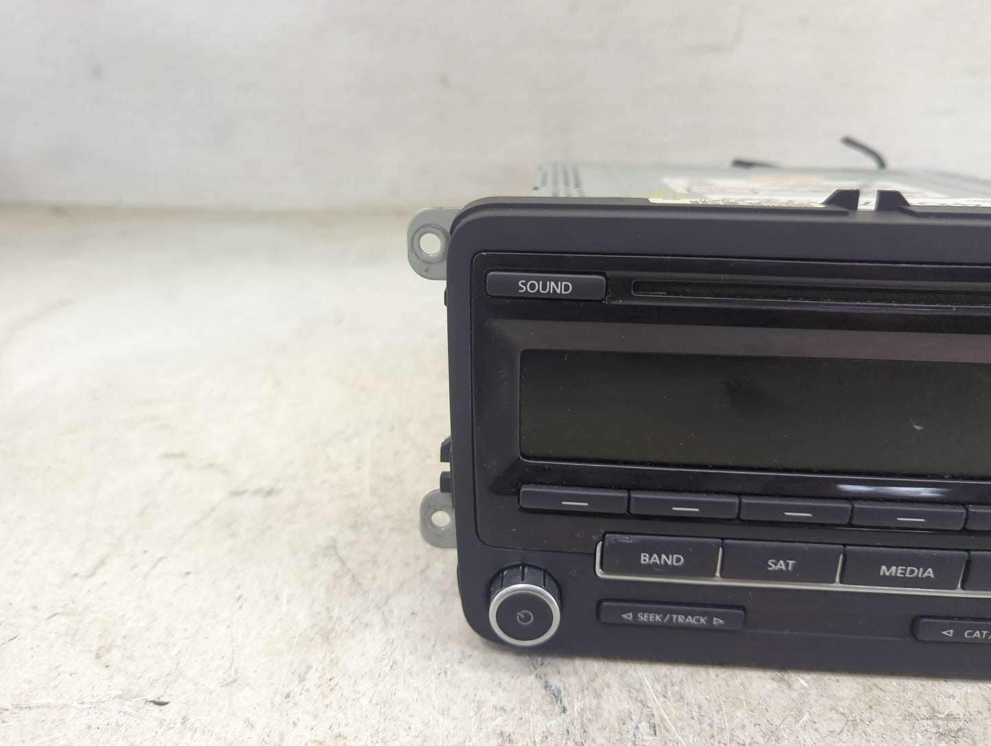 2012-2015 Volkswagen Passat Radio AM FM Cd Player Receiver Replacement P/N:1K0035164F 28354813 Fits OEM Used Auto Parts - Oe