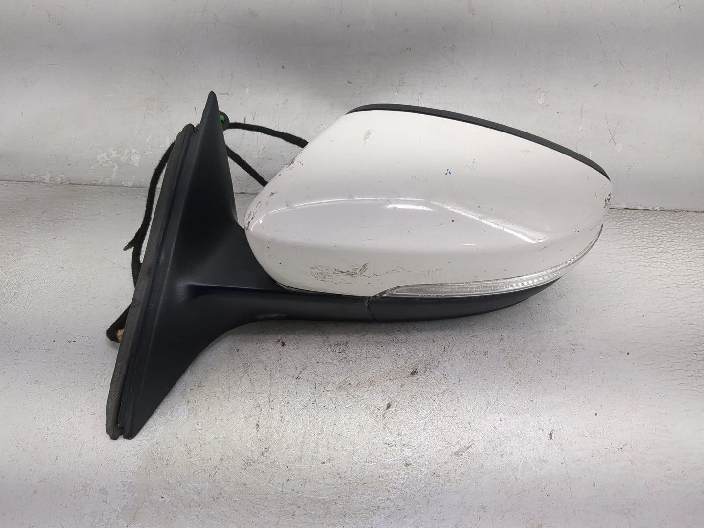 2013-2015 Volkswagen Passat Driver Side View Mirror - Left Door Mirror OEM Used - Oemusedautoparts1.com
