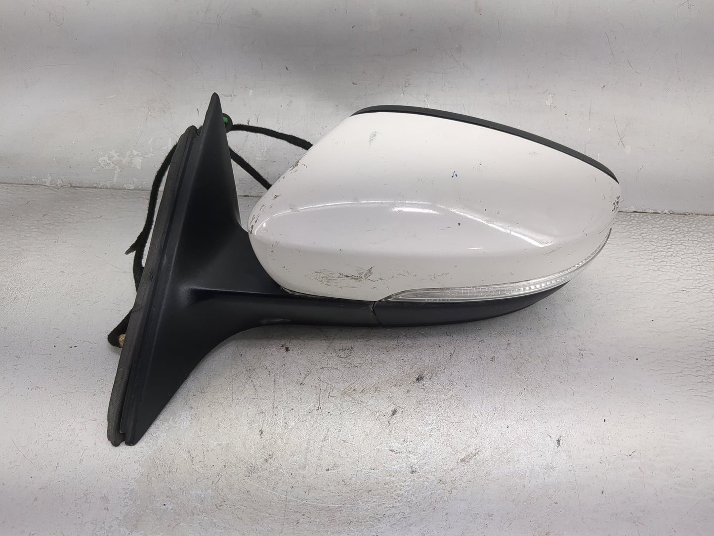 2013-2015 Volkswagen Passat Driver Side View Mirror - Left Door Mirror OEM Used - Oemusedautoparts1.com