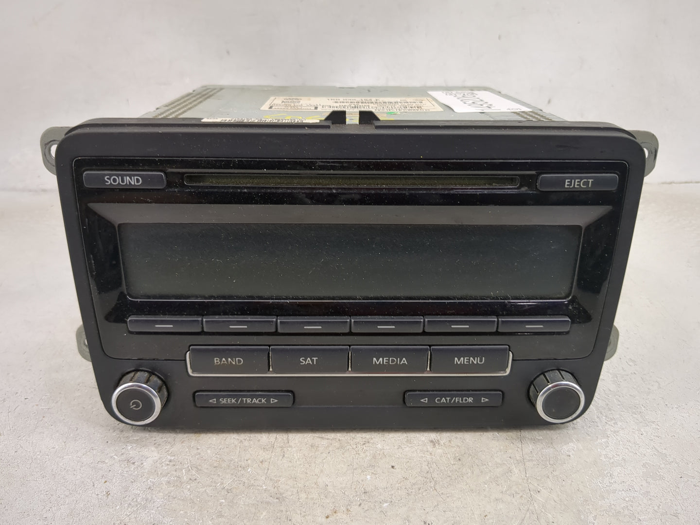 2012-2015 Volkswagen Passat Radio AM FM Cd Player Receiver Replacement P/N:1K0035164F 28367806 Fits OEM Used Auto Parts - Oe